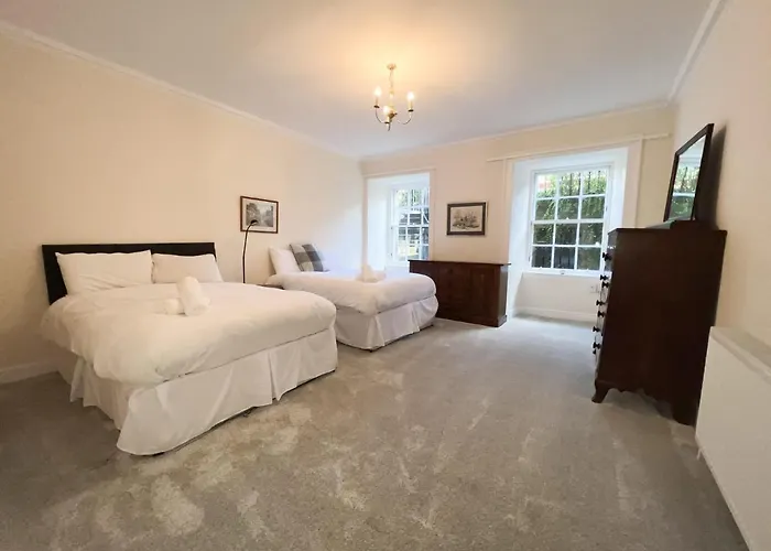 Spacious Flat Sleeps 8 Near Princes Street * Edinburgh