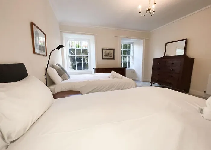 Apartment Spacious Flat Sleeps 8 Near Princes Street