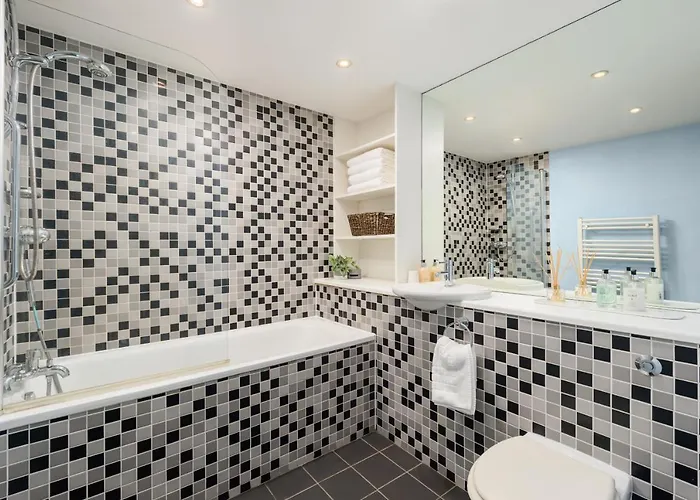 2br New Town Garden Apartment *
