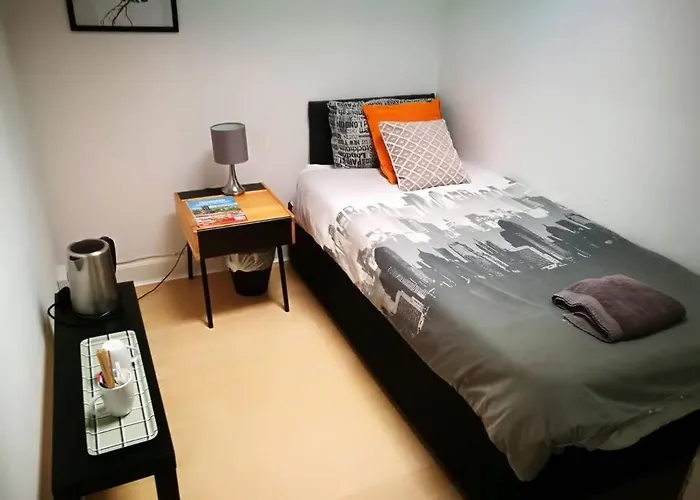 The Kingsview Townhouse - Boutique Hostel
