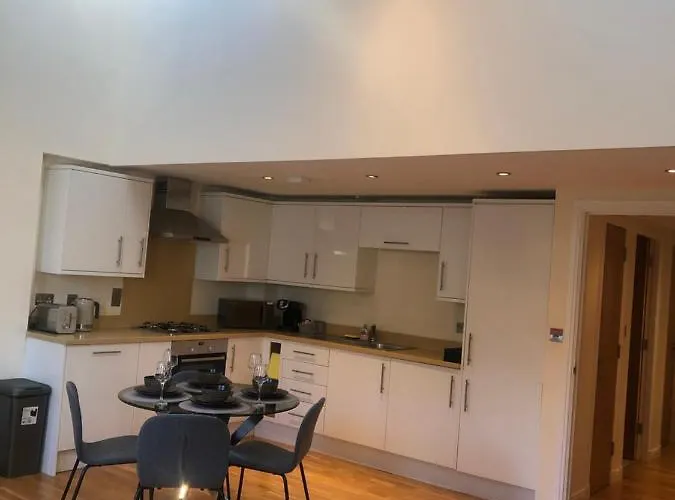 Private Parking 2 Bed 2 Bath *