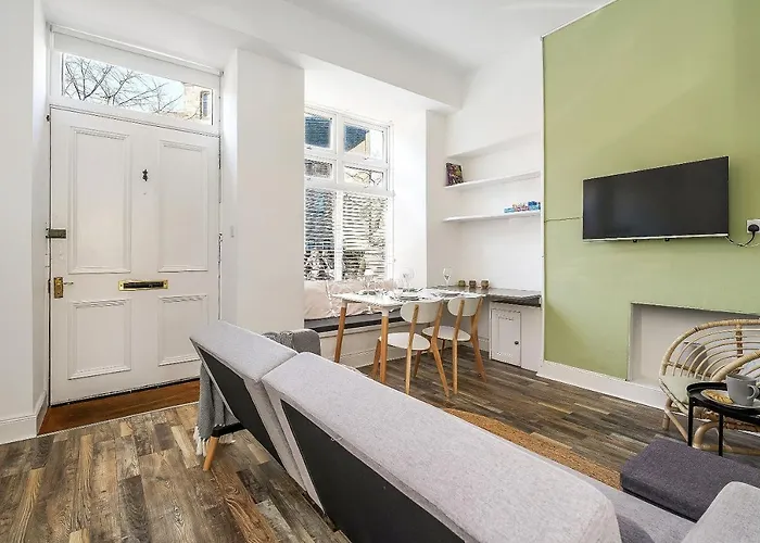 Centre 2 Bedroom Main Door شقة