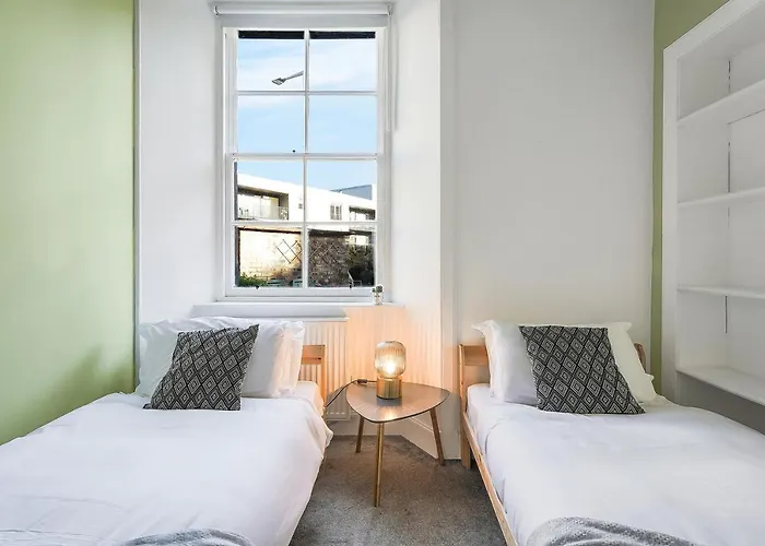 Centre 2 Bedroom Main Door شقة