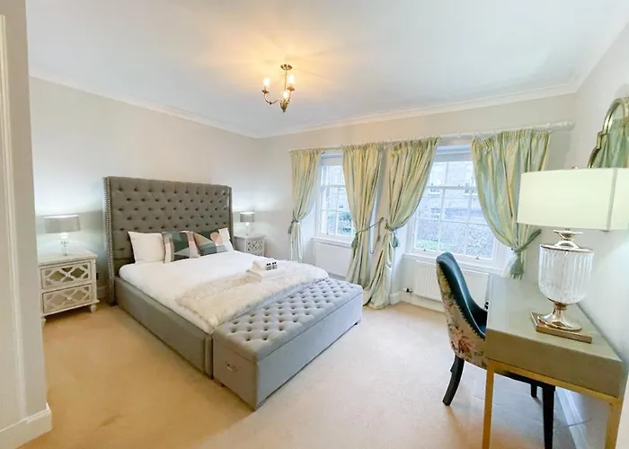 Sophisticated 3br With Garden, Quiet New Town Lane Διαμέρισμα *