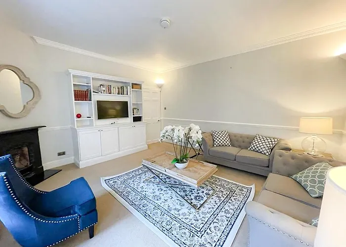 Sophisticated 3br With Garden, Quiet New Town Lane