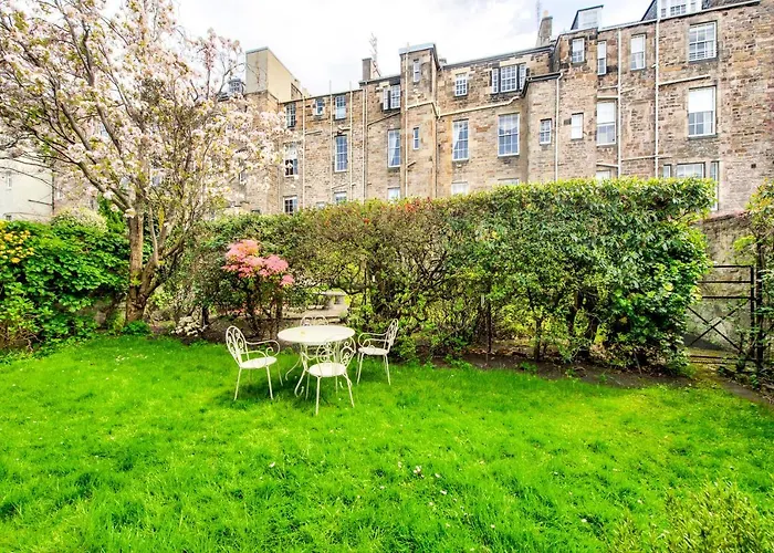 Sophisticated 3br With Garden, Quiet New Town Lane *