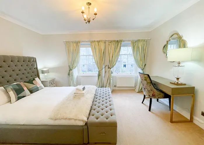 Sophisticated 3br With Garden, Quiet New Town Lane