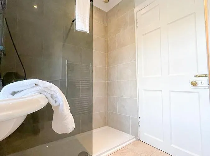 Sophisticated 3br With Garden, Quiet New Town Lane