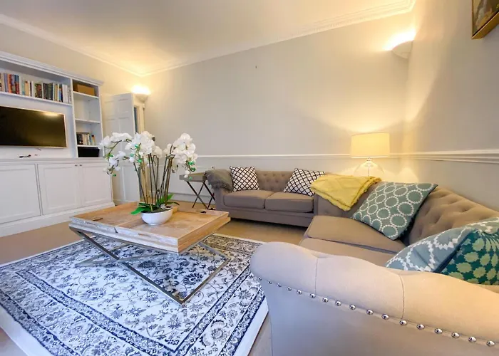 Sophisticated 3br With Garden, Quiet New Town Lane Διαμέρισμα *