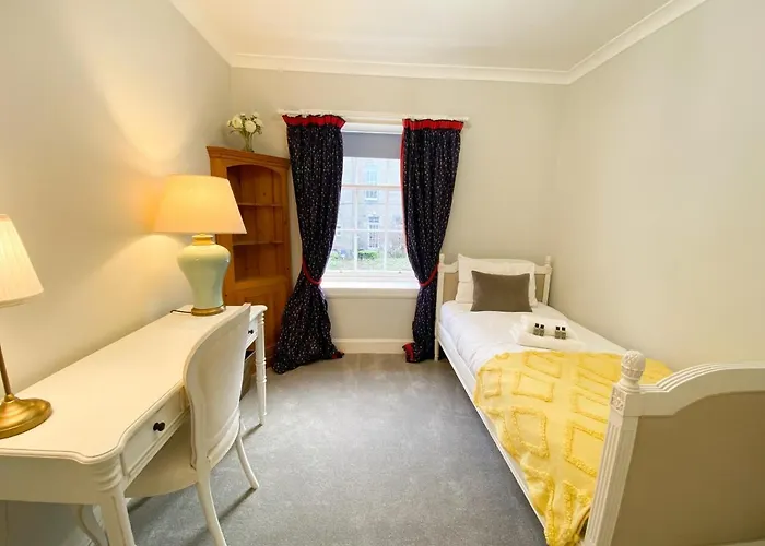 Sophisticated 3br With Garden, Quiet New Town Lane Διαμέρισμα