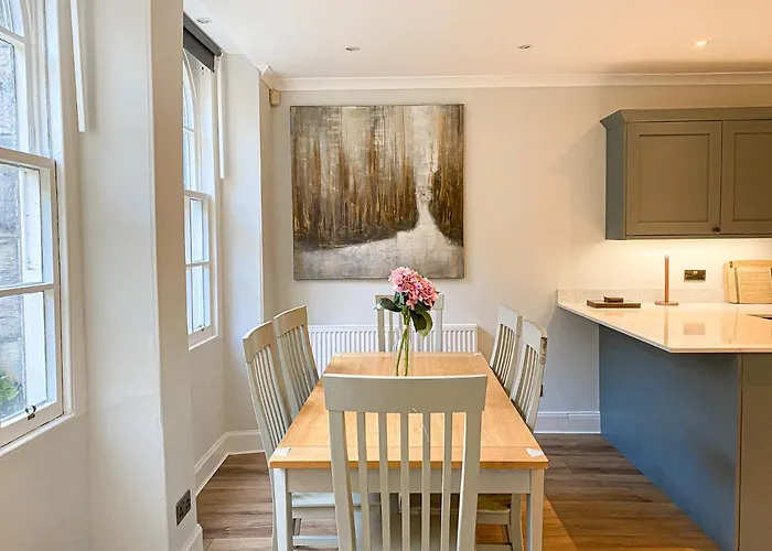 Sophisticated 3br With Garden, Quiet New Town Lane