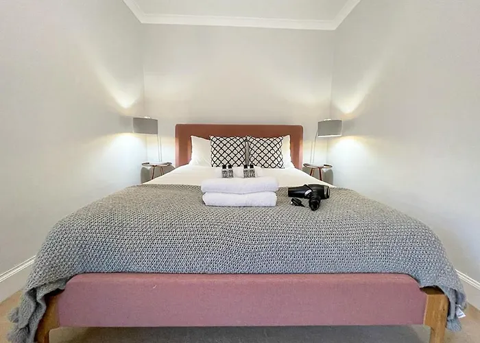 Sophisticated 3br With Garden, Quiet New Town Lane Διαμέρισμα *