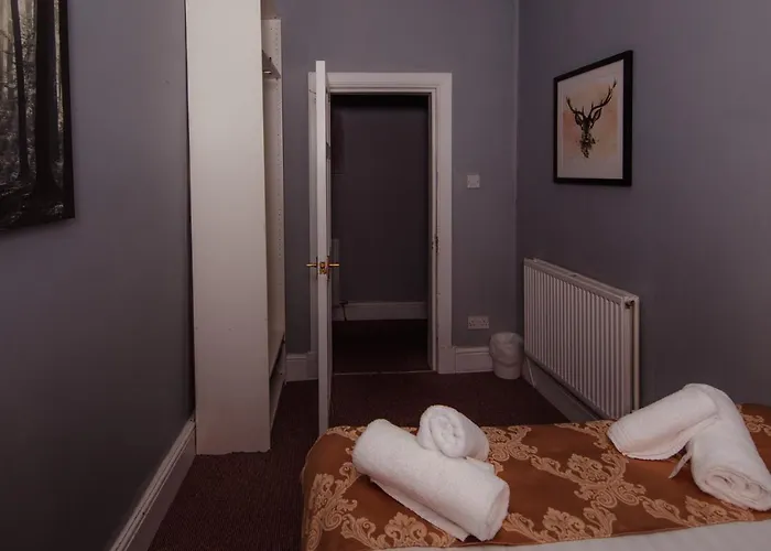 Old Town By The Castle/ Meadows! * Edinburgh