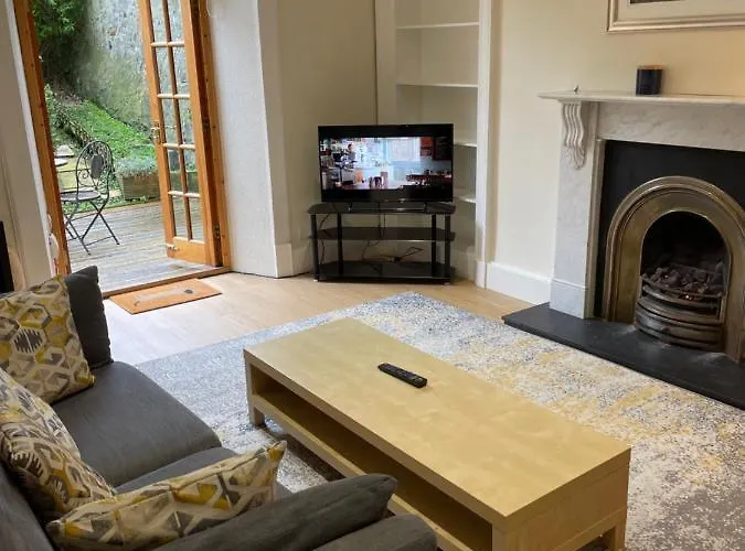 Fantastic Location 10 Mins To Princes Street- 15 To Royal Mile- Main Door-patio