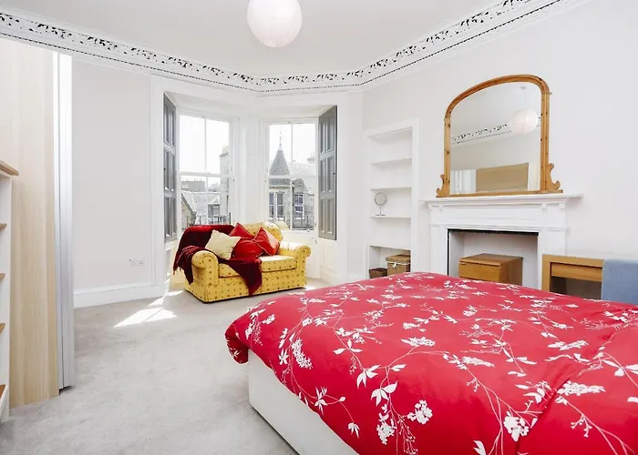 Fabulous 5 Double Bedroom Old Town 아파트 *
