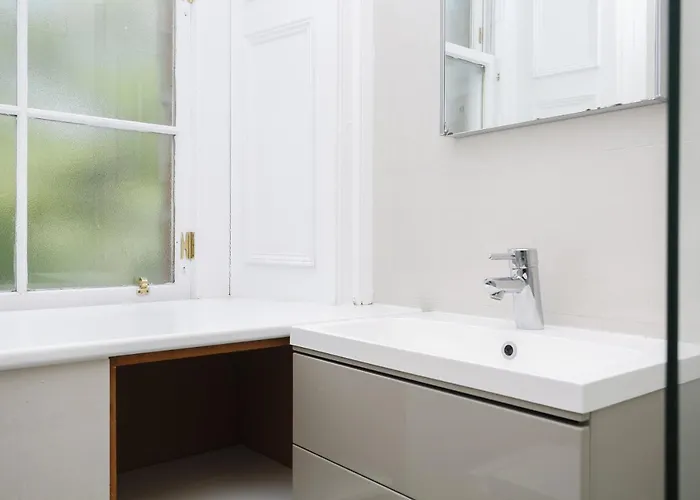 Fabulous 5 Double Bedroom Old Town 아파트