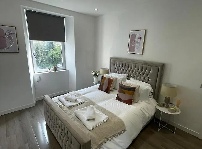 Stylish & Comfortable Ground Floor House - Main Door Private Entrance - Free Parking & Garden Apartment *