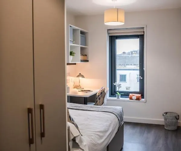 For Students Only - Mcdonald Road In Appartement