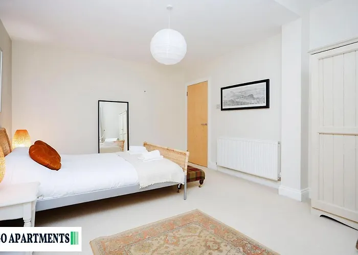 Large 2 Bed Centre - Free Parking *