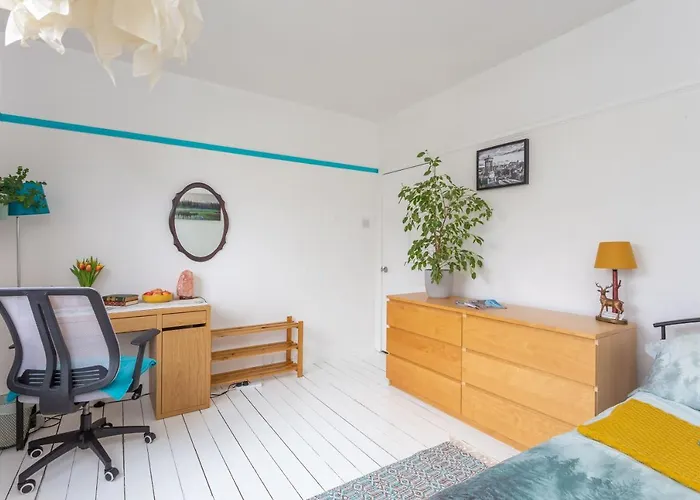 Rum i privatbostad Bright & Spacious Double With Garden View- Close To Airport & Centre Edinburg