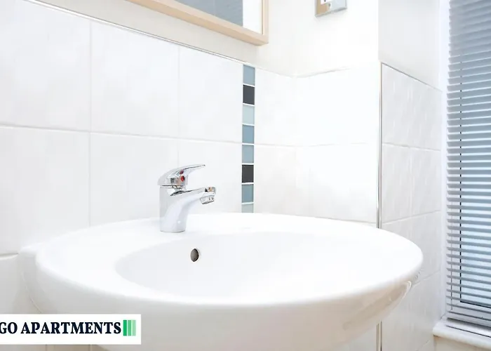 Large 2 Bed Centre - Free Parking *