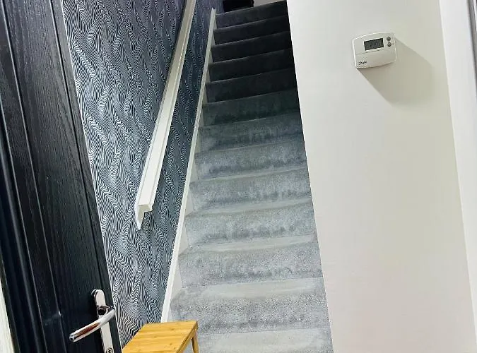 Modern 3 Bed With Free Parking And Garden Close To Center And Airport Edinburg