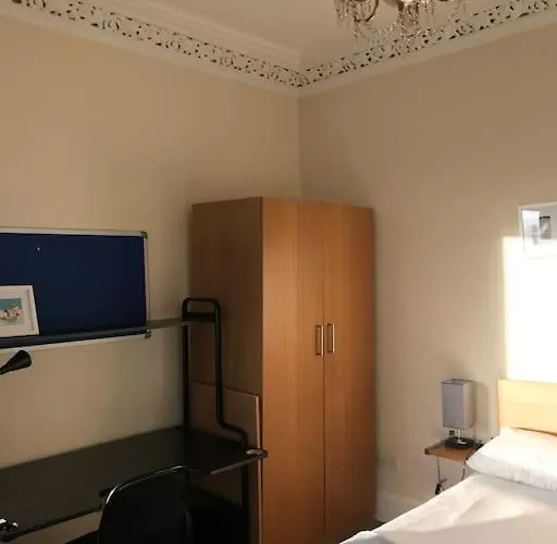 3 Bedrooms In Blackwood Crescent Apartment