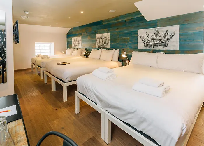 Stay Central Hotel מלון