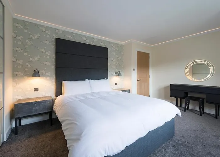 - - With Balcony And Free, Secure Garage Parking * إدنبرة