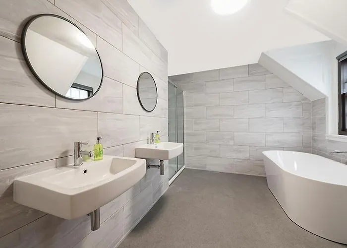 - - With Balcony And Free, Secure Garage Parking إدنبرة