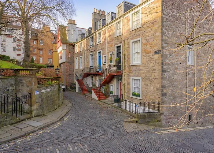 Historic Ramsay Garden Apt With Balcony Views - Pass The Keys 에든버러