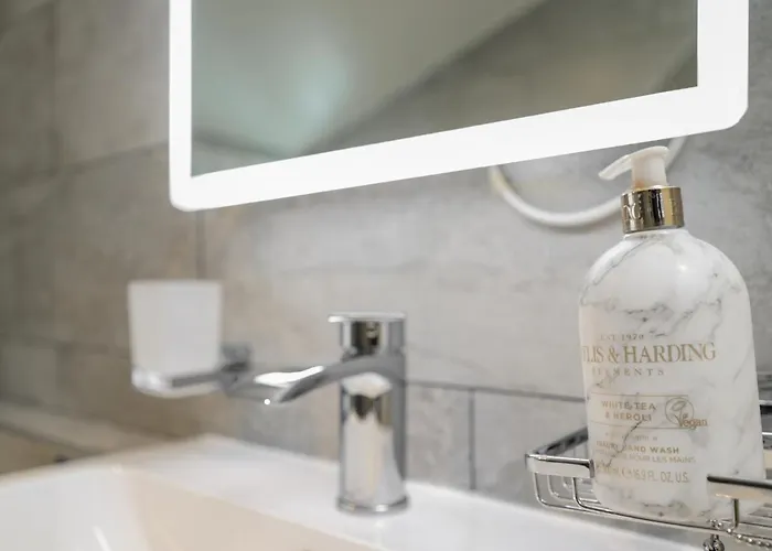 Historic Ramsay Garden Apt With Balcony Views - Pass The Keys 아파트 *