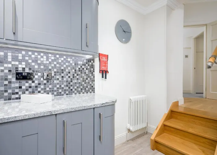 Historic Ramsay Garden Apt With Balcony Views - Pass The Keys 아파트 *