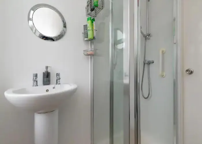 בית נופש Spacious Murrayfield Flat - Pass The Keys אדינבורו