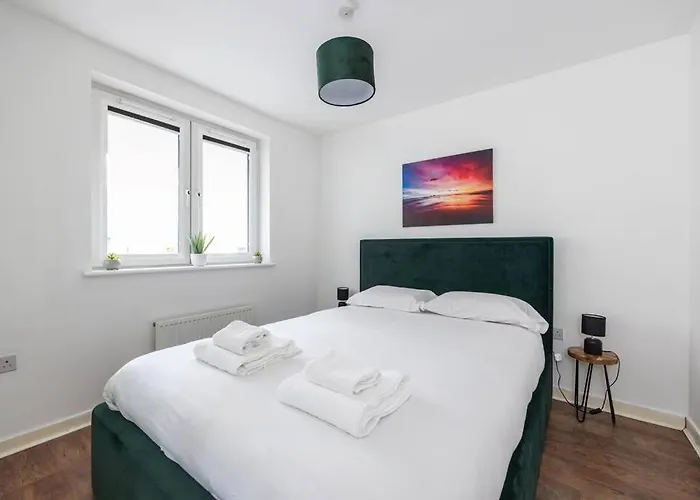 Stunning 1 Bd Flat In Lochend Park With A Patio דירה *