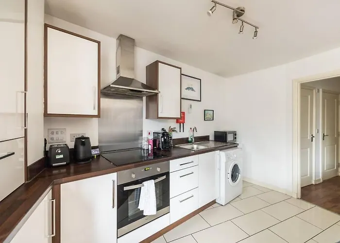 Stunning 1 Bd Flat In Lochend Park With A Patio *