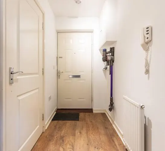 Stunning 1 Bd Flat In Lochend Park With A Patio *