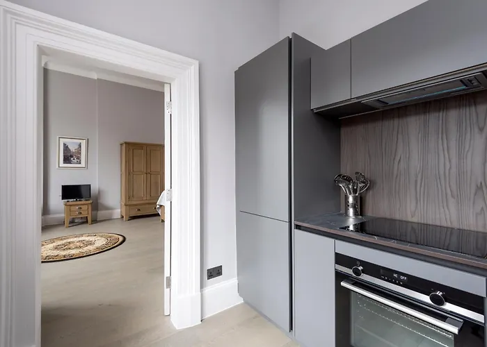 Modern George Street Sleeping 2 *