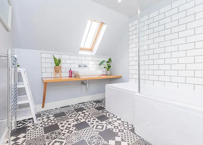 The Gate House - 3 Bed & Parking Villa *