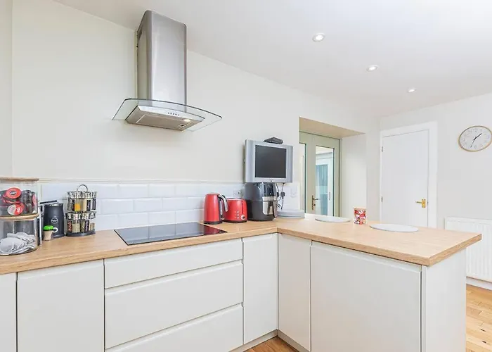 The Gate House - 3 Bed & Parking Villa