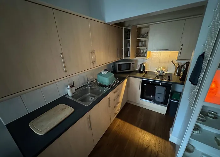 Apartman Two Bedroom With Free Side Street Parking 24 *