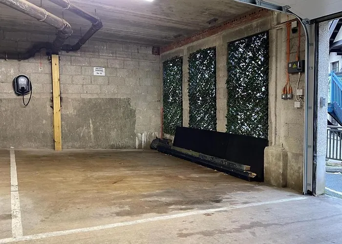 - - With Balcony And Free, Secure Garage Parking شقة