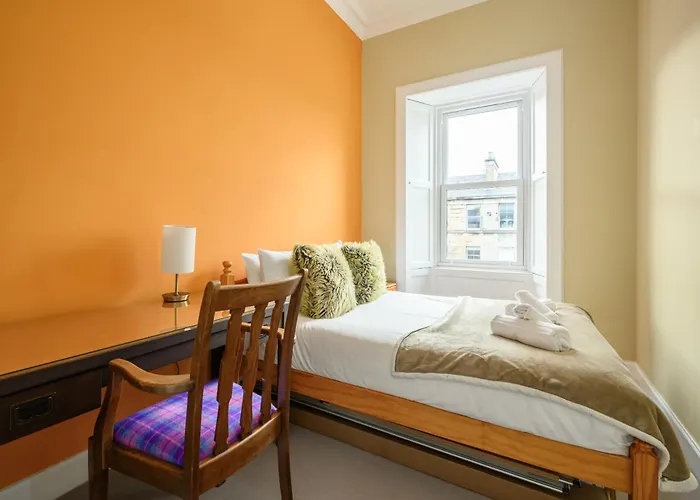 5-br 3-bth Newington - Modern & Spacious Apartament