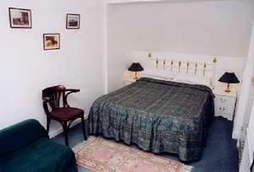 Milton House 3*