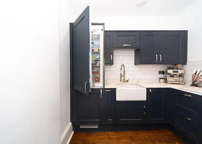Montgomery Large 2 Bedroom Flat - 5 Mins Walk To Centre *