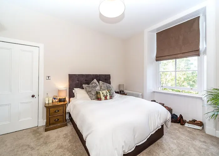 Montgomery Large 2 Bedroom Flat - 5 Mins Walk To Centre * Edinburgh