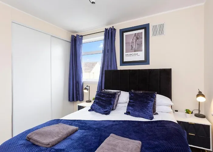 Stylish 3 Bed Abode - Parking And Garden 호텔