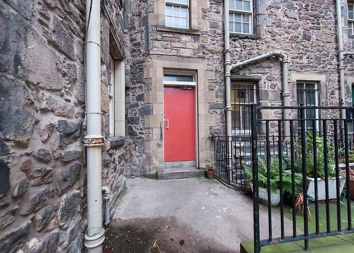 Apartment Writers View, Royal Mile *