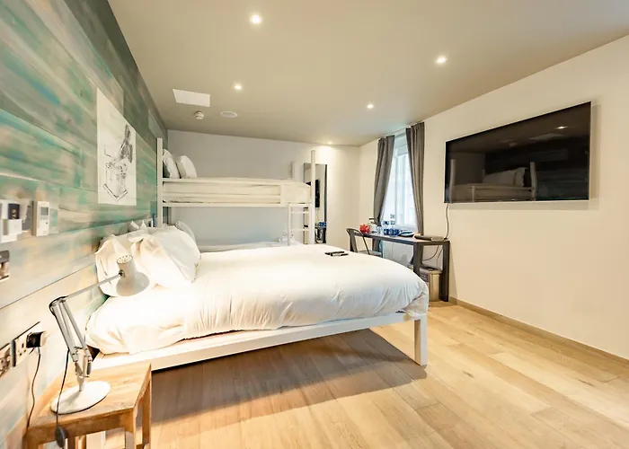 Stay Central Hotel מלון 3*