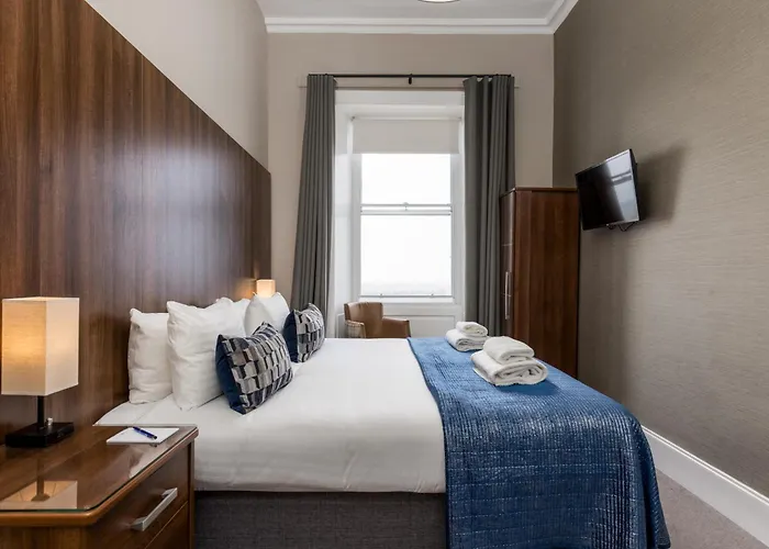 Hotel 28 York Place 3*